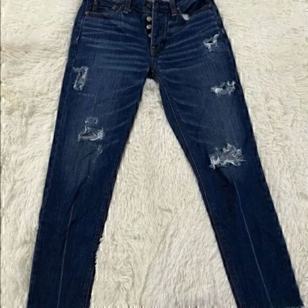 EUC American Eagle dark blue vintage high rise distressed straight leg jeans 0